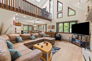 Una televisión, una chimenea, videojuegos, un futbolín