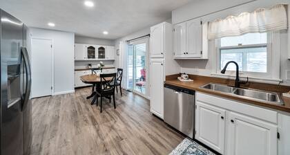 Family Friendly Riverside Oasis:4 BR, Spacious with Peaceful Scenic Views & ND!