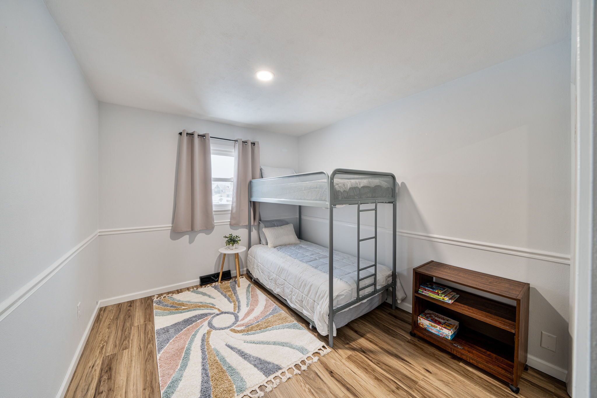 4 Schlafzimmer, Schreibtisch, Bügeleisen/Bügelbrett, Reisekinderbett