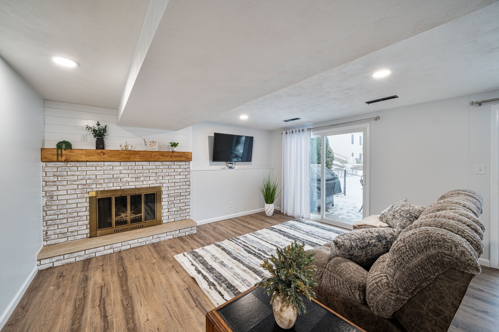 TV connectée, cheminée, livres