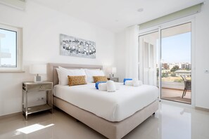 3 habitaciones, tabla de planchar con plancha y cuna de viaje 