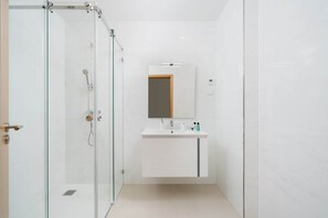 Douche, sèche-cheveux, bidet, serviettes fournies
