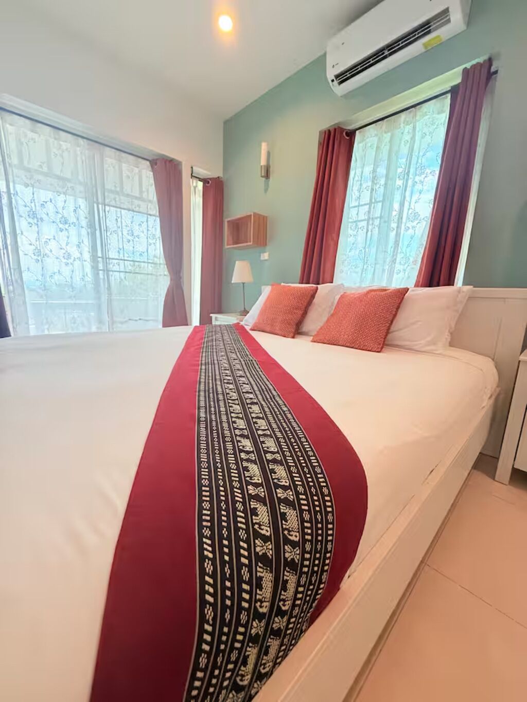 4 bedrooms, in-room safe, desk, soundproofing