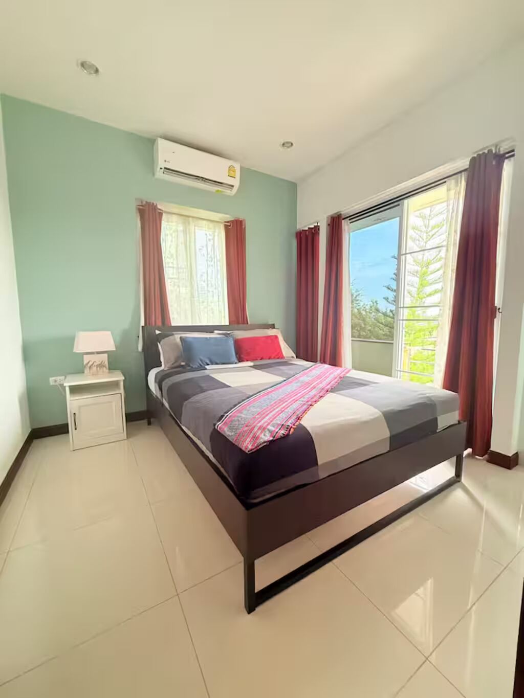 4 bedrooms, in-room safe, desk, soundproofing