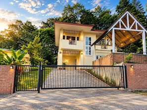 A two-story house with a gated entrance, a covered porch, and a well-maintained lawn. - Private Pool Villa • 4BR •Fast Wifi • Koh Chang (Tambon Ko Chang)
