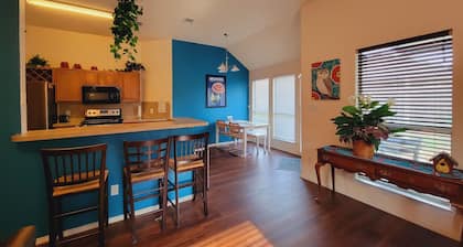 Charming Bedroom in Denton with AC.
shared bathroom
