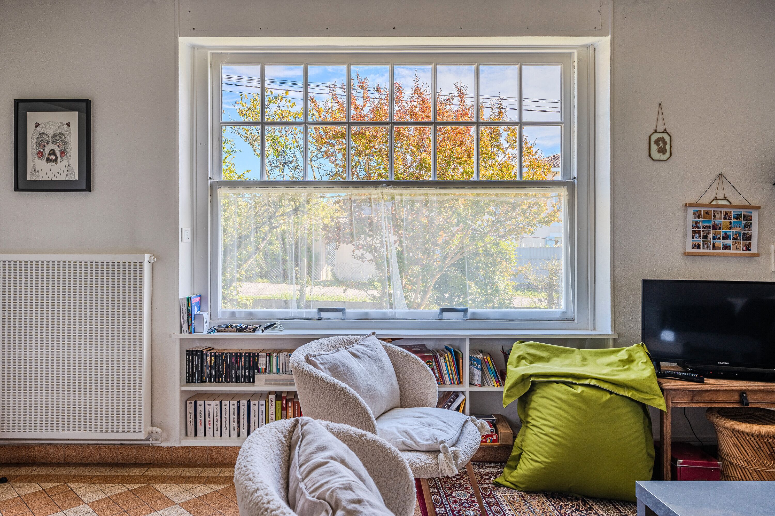 Tv, eldstad och ett bordtennisbord