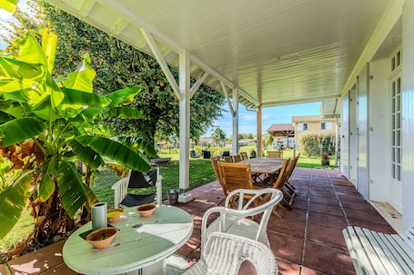 Outdoor dining. Maison Badet - Salles in the Heart of the Landes Girondines