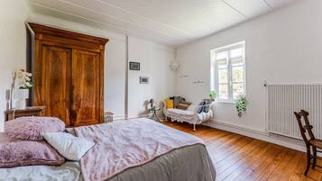 3 bedrooms, iron/ironing board, WiFi, bed sheets