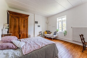 3 bedrooms, iron/ironing board, WiFi, bed sheets