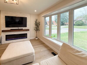 Smart TV, fireplace, stereo - Modern Home in Oshawa #MAIN (Oshawa)