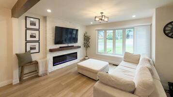 Smart TV, fireplace, stereo