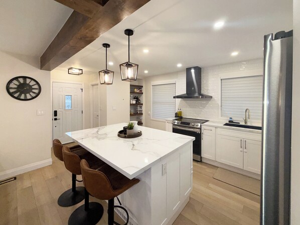 Fridge, microwave, oven, stovetop - Modern Home in Oshawa #MAIN (Oshawa)