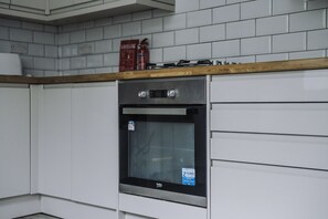 Réfrigérateur, four à micro-ondes, un four, grille-pain