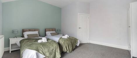 2 slaapkamers, een strijkplank/strijkijzer, wifi, beddengoed