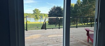 Tranquil Lakefront Cottage