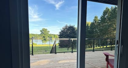 Tranquil Lakefront Cottage