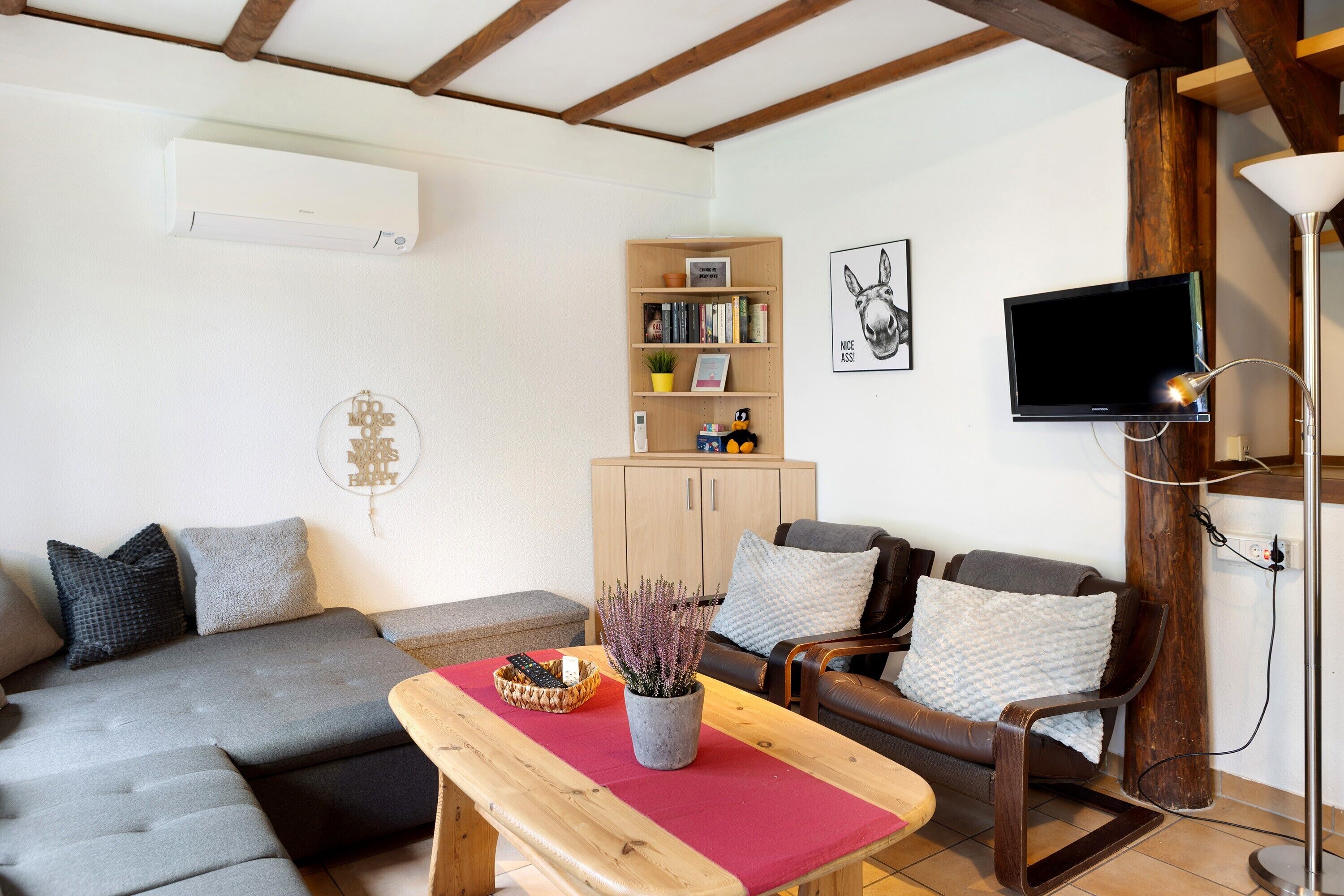 Fernseher, Kamin, Stereoanlage