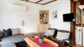 Fernseher, Kamin, Stereoanlage