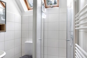 Suihku, ilmaiset hygieniatuotteet, hiustenkuivaaja, pyyhkeet