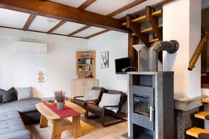 TV, fireplace, stereo