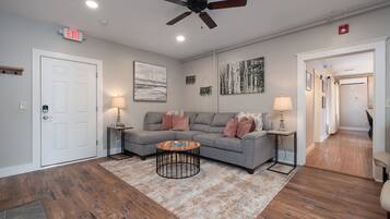 Een smart-tv en een open haard