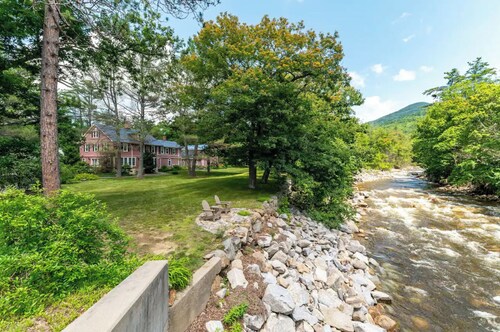 New! Riverfront condo w/ kitchen and washer/dryer