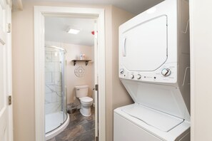 Een douche, een haardroger, handdoeken
