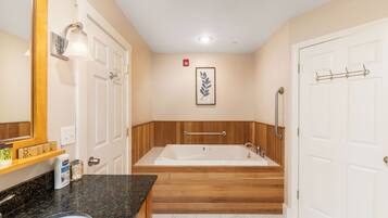 Jetted tub, hair dryer, towels