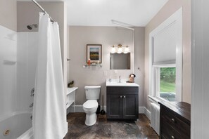 Jetted tub, hair dryer, towels