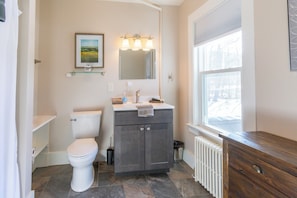 Jetted bath, hair dryer, towels