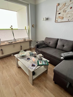 TV, books - Vacation apartment "Kleine Möwe" Cuxhaven: View of the Weltschiffahrtsweg. (Cuxhaven)