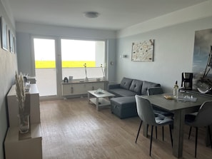 TV, books - Vacation apartment "Kleine Möwe" Cuxhaven: View of the Weltschiffahrtsweg. (Cuxhaven)