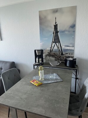 Dining - Vacation apartment "Kleine Möwe" Cuxhaven: View of the Weltschiffahrtsweg. (Cuxhaven)