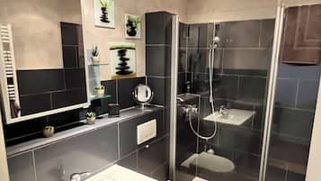 Dusche, Haartrockner, Handtücher, Seife