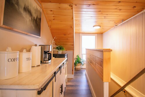 NEW! 2 bd suite w/ fireplaces, 5 mins to N Conway!