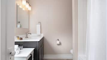 Jetted tub, hair dryer, towels