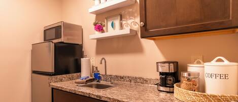 Kühlschrank, Mikrowelle, Wasserkocher mit Kaffee-/Teezubehör