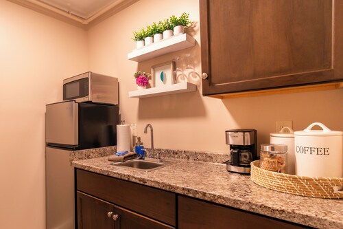 NEW Riverfront suite w/ living rm/kitchenette/fire