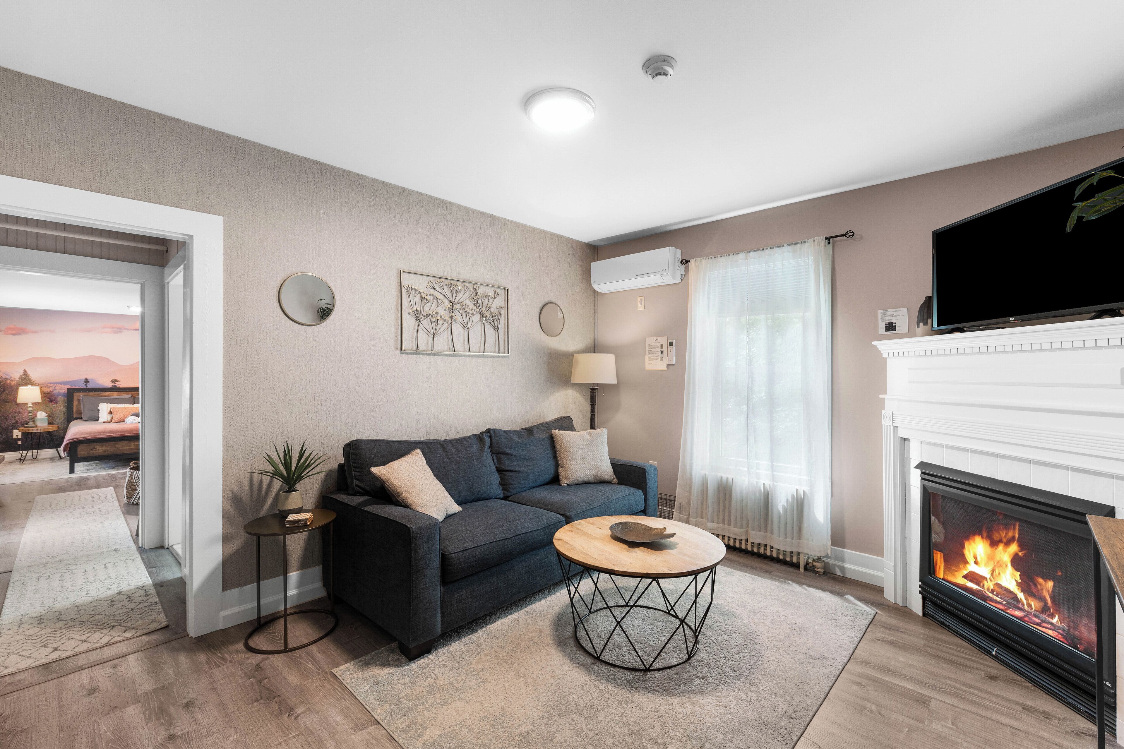 Smart TV, fireplace