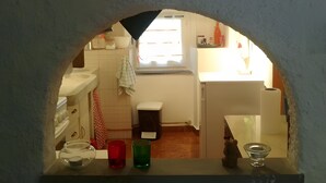 A kitchen with a window, a sink, and a countertop. - Apartment 'Altrove' with Mountain View, Private Garden and Wi-Fi (Ne)