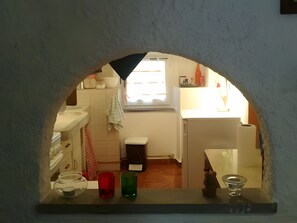 Fridge, oven, stovetop, coffee/tea maker