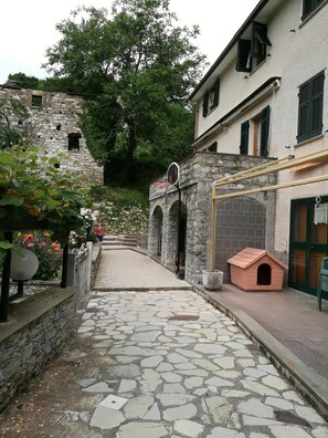 Property grounds - Apartment 'Altrove' with Mountain View, Private Garden and Wi-Fi (Ne)