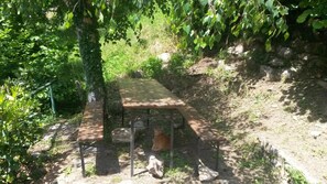 Outdoor dining - Apartment 'Altrove' with Mountain View, Private Garden and Wi-Fi (Ne)