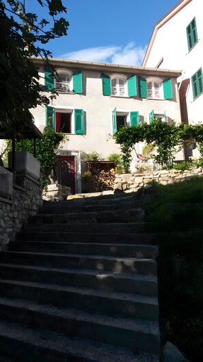 Exterior - Apartment 'Altrove' with Mountain View, Private Garden and Wi-Fi (Ne)
