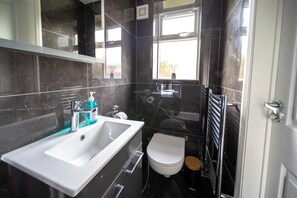 Ducha, secador de pelo, bidet, toallas