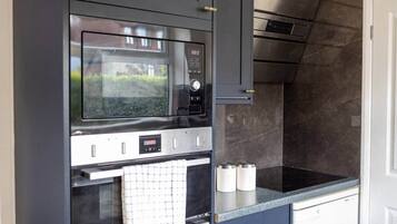 KĂŒhlschrank, Mikrowelle, Ofen, Herdplatte