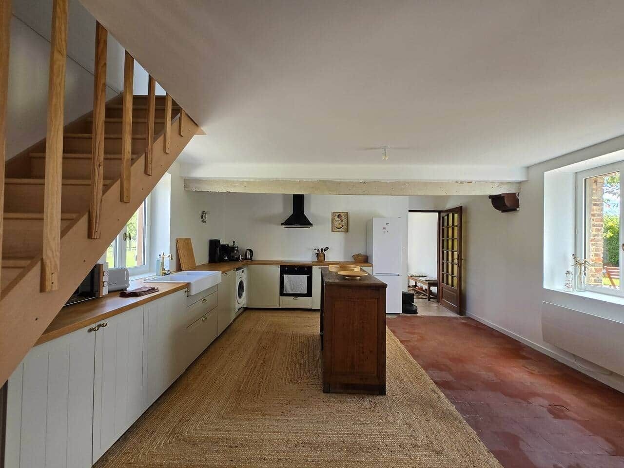 Réfrigérateur, four à micro-ondes, un four, surface de cuisson