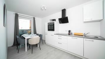 Apartment, 2 Schlafzimmer, Küche | Eigene Küche | Kühlschrank, Ofen, Herdplatte, Geschirrspüler