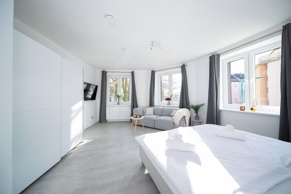 Apartment, 2 Bedrooms, Kitchen | Peralatan tempat tidur hipoalergenik, langsir/tirai gelap terus 